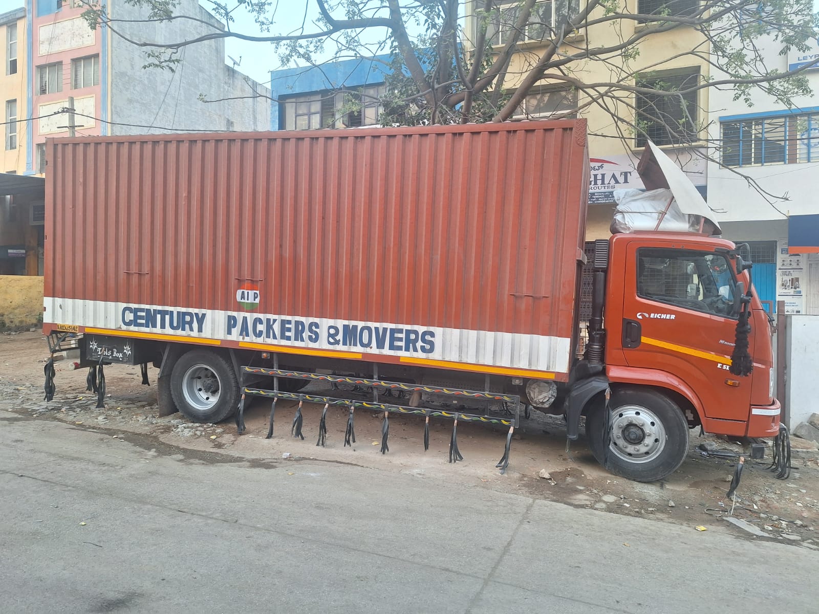 Transport truck used for Bangalore to Pune long distance moving service